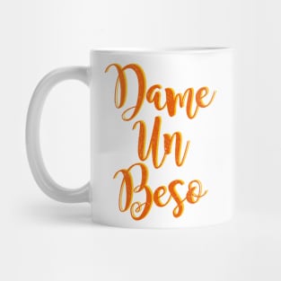 Dame Un Beso Fun typography design Mug